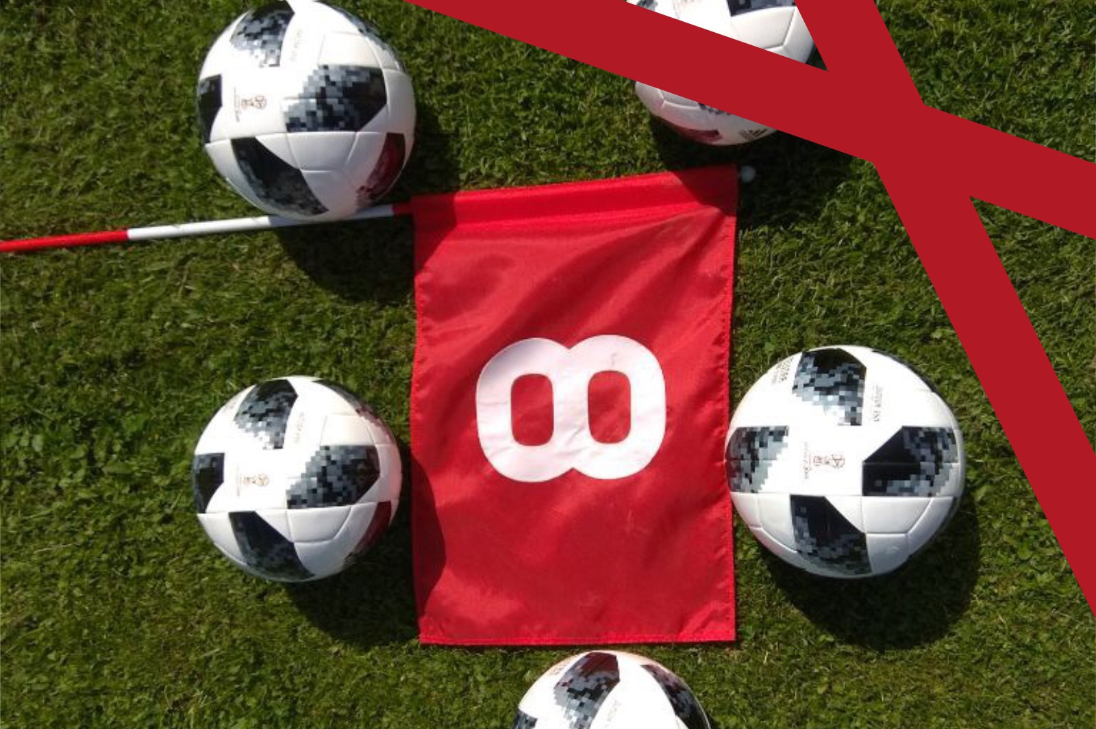 Gruppe feiert beim Fußballgolf