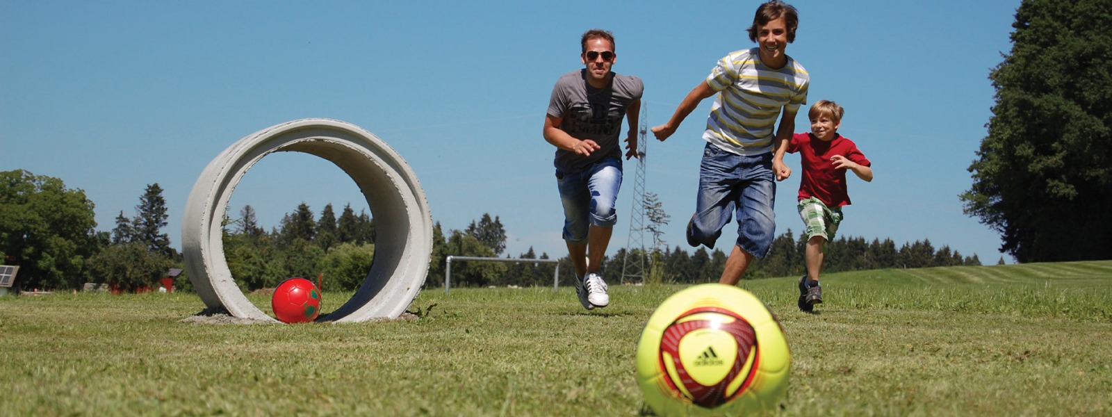 Fußballgolf-Anlage mit Spielern